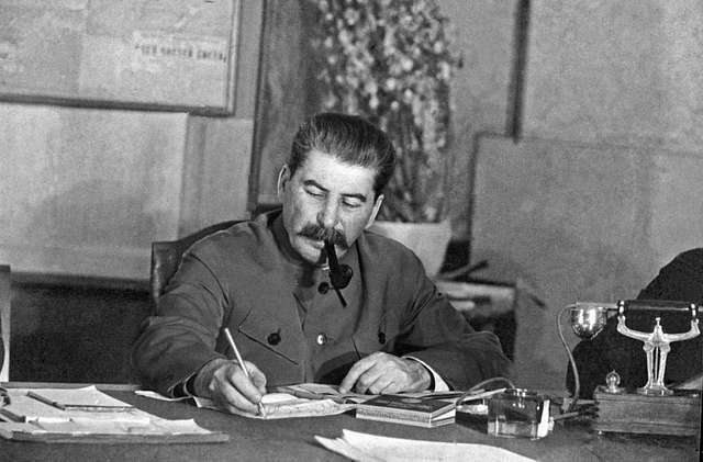 Йосиф Сталин пише на бюро
