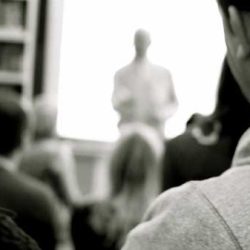 В института по радиоелектроника при преподавателя дошъл пореден студент…