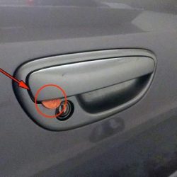 Внимание! Монета върху вратата на колата