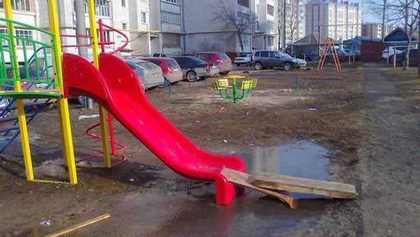 детска-пързалка-в-локва