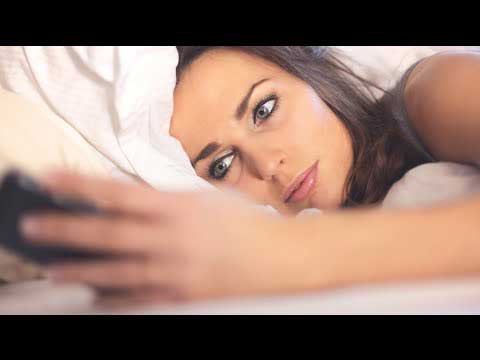 жена-с-телефон-в-леглото