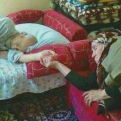 Той я държеше за ръката, страхувайки се да я пусне…