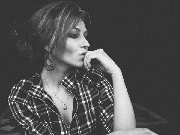 замислена-жена