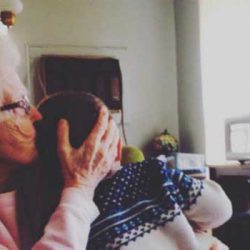 Момче, зарязано от родителите си, се отблагодарило по трогателен начин на баба си