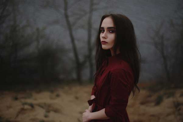 жена-с-черна-коса-на-фона-на-дървета