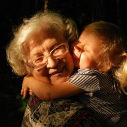 Защо бабата по майчина линия има по-голямо влияние в живота на детето от бабата по бащина