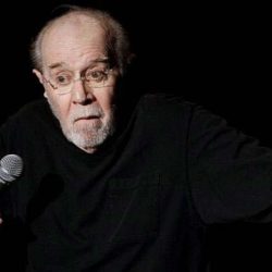 Джордж Карлин: „По радиото съобщават, че две и две е пет…“